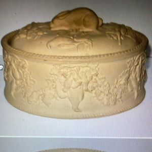 19th century Wedgewood Caneware Game Pie Dish